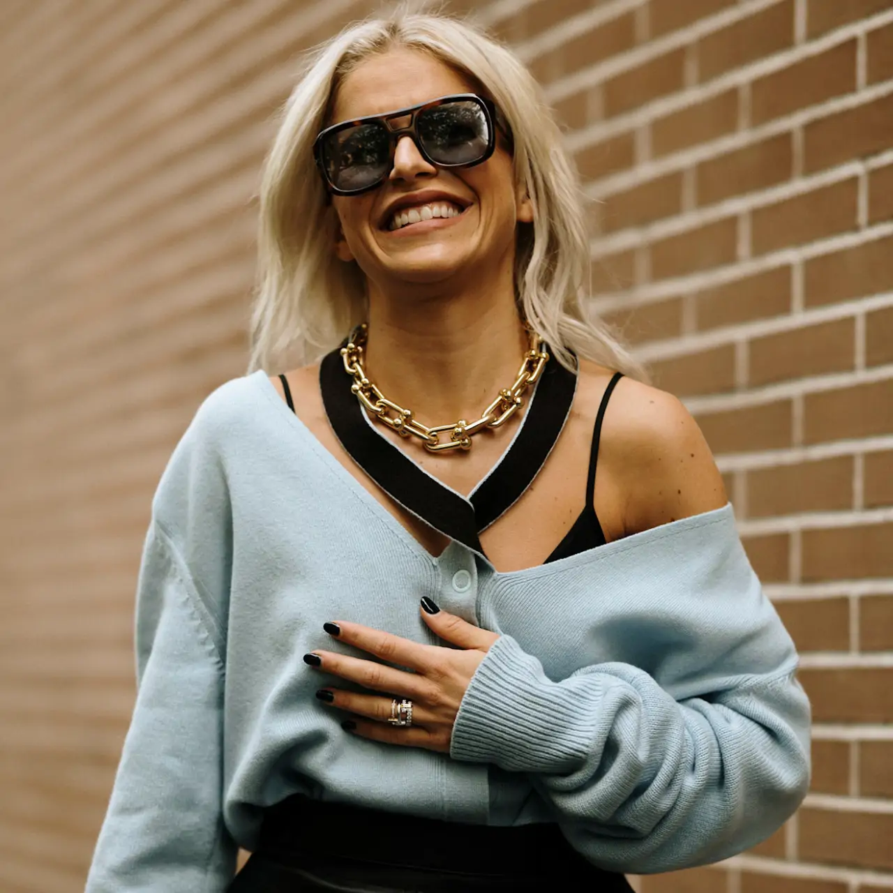 mujer con chaqueta de punto 