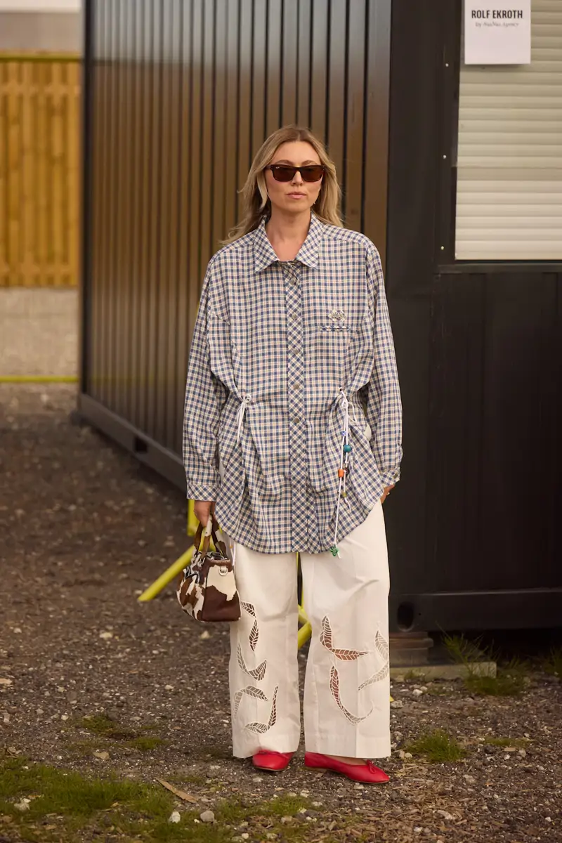 mujer con pantalón fluido 