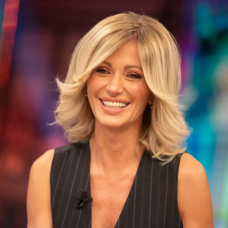Blusa vaquera a los 55 sí, pero como Susanna Griso: el modelo con lazo más elegante para llevar con vaqueros