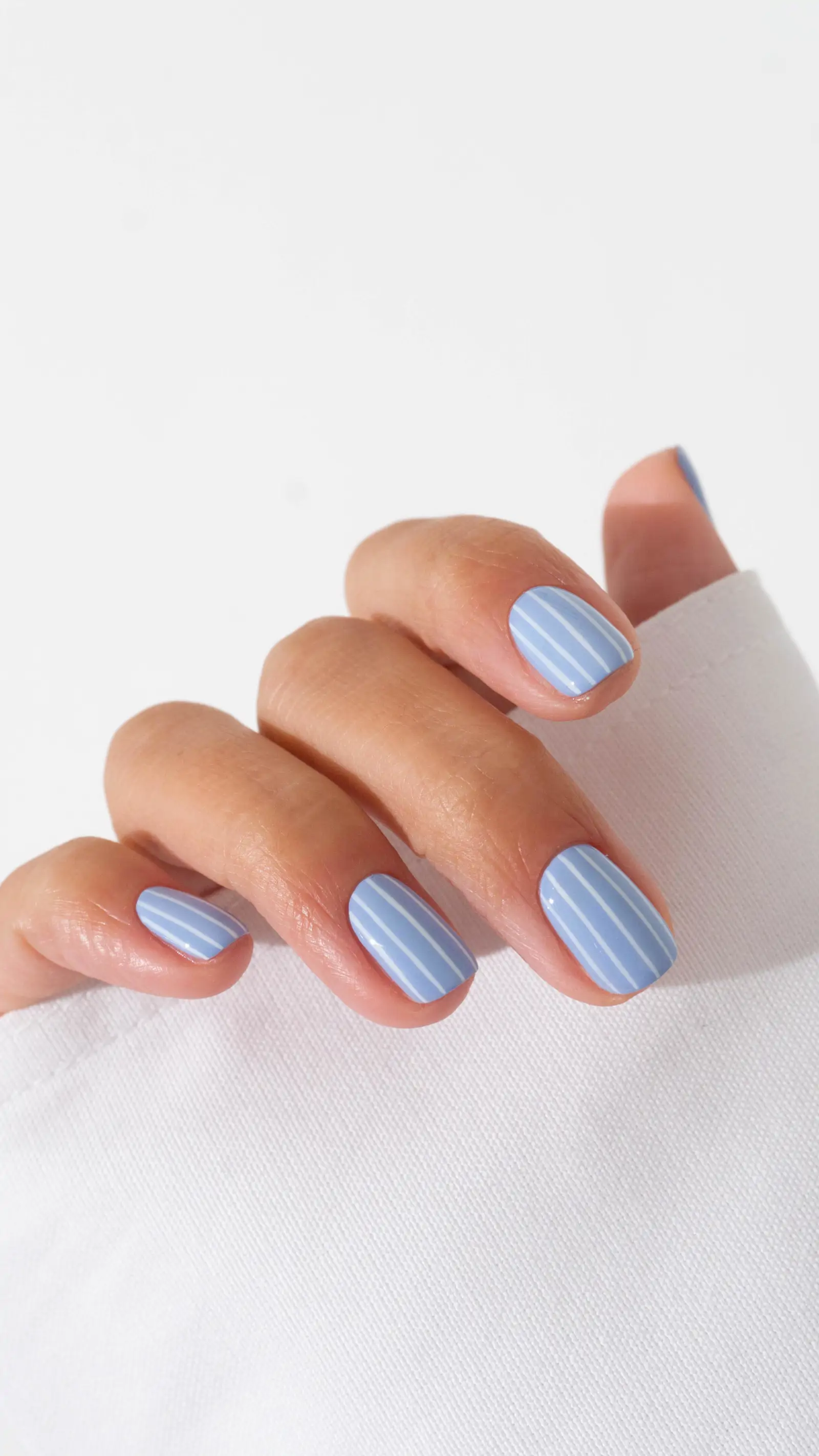 diseños de uñas cortas y elegantes a rayas
