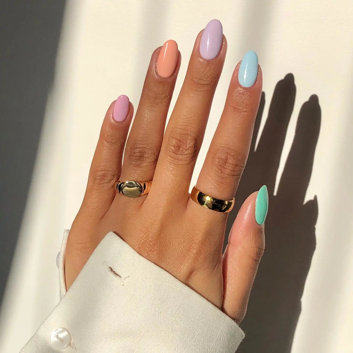manicura en colores pastel 