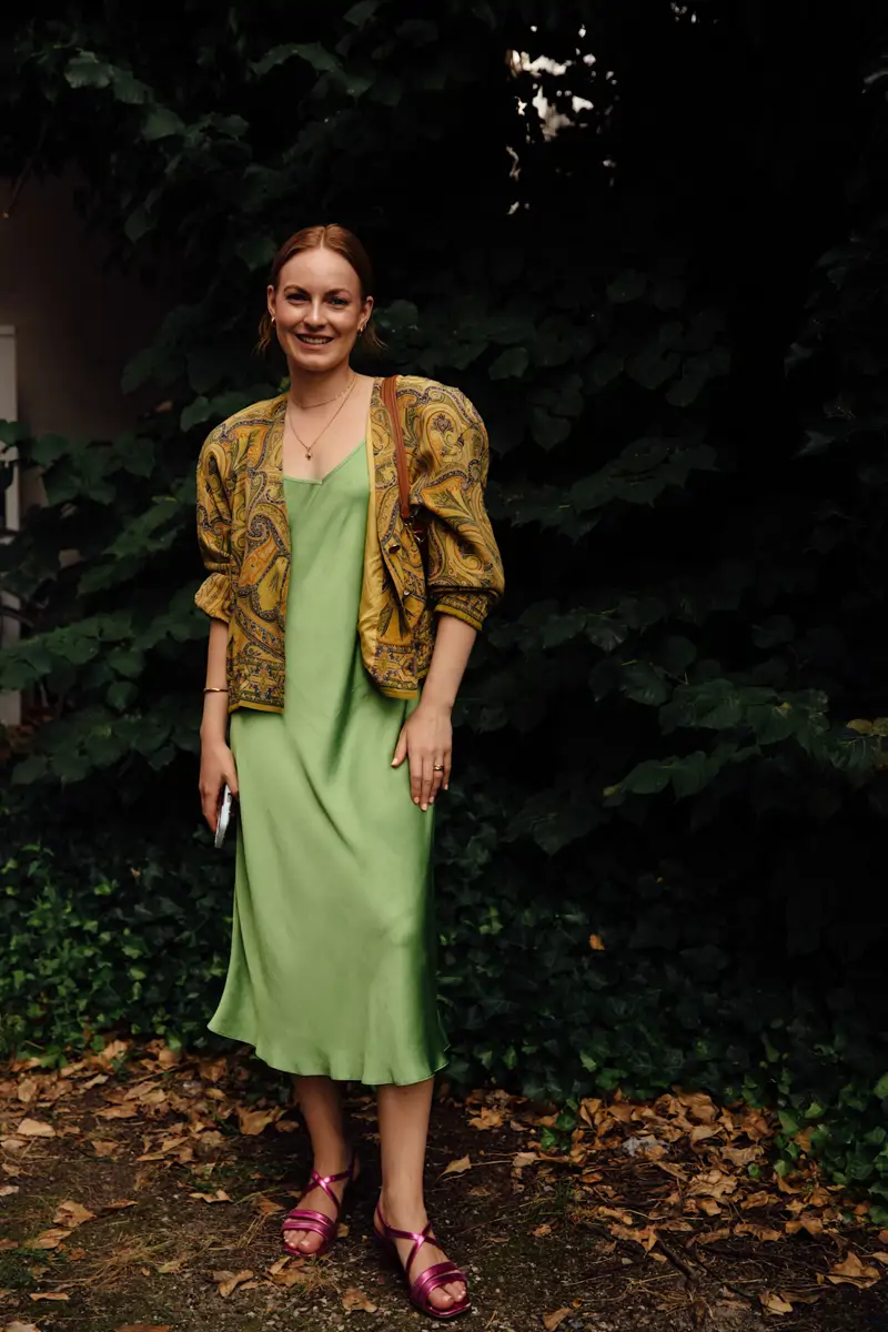 mujer con vestido verde