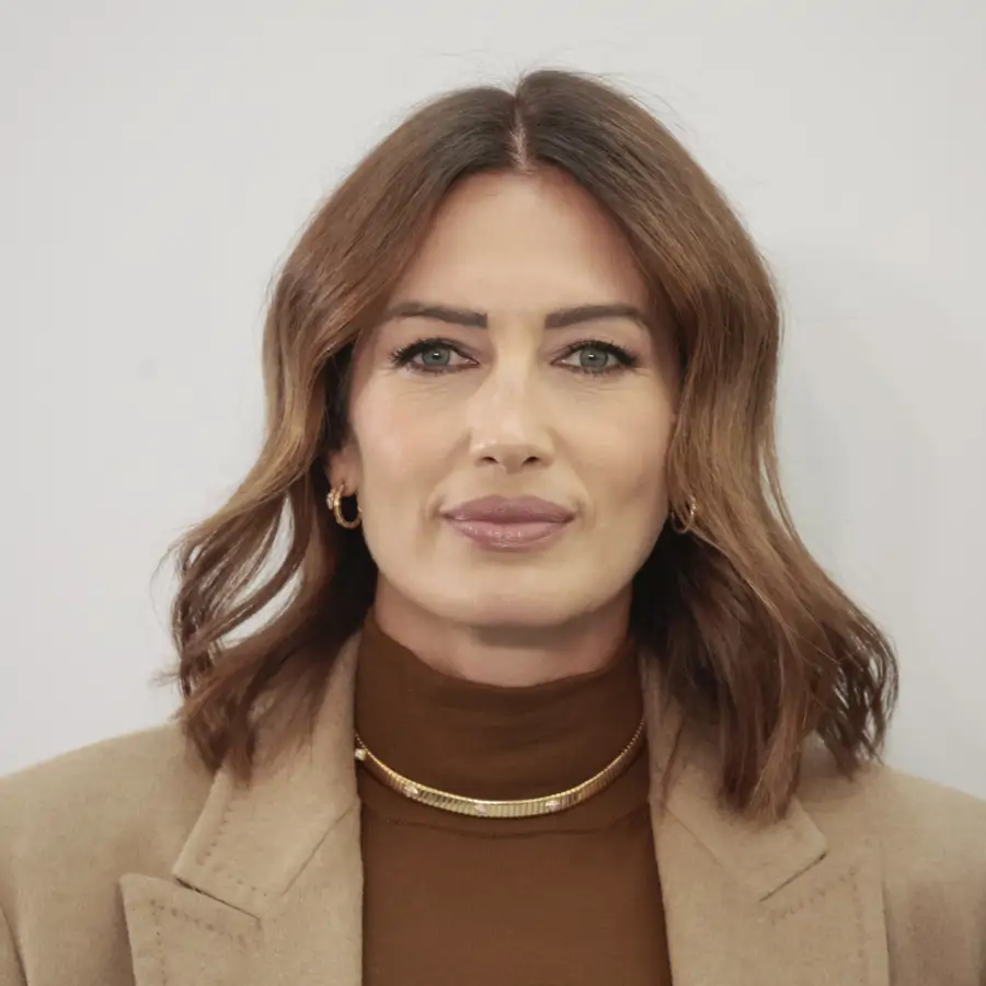 Si tuviera que elegir un color de uñas de los pies para un evento con vestido negro, elegiría estas de Nieves Álvarez: elegantes y favorecedoras