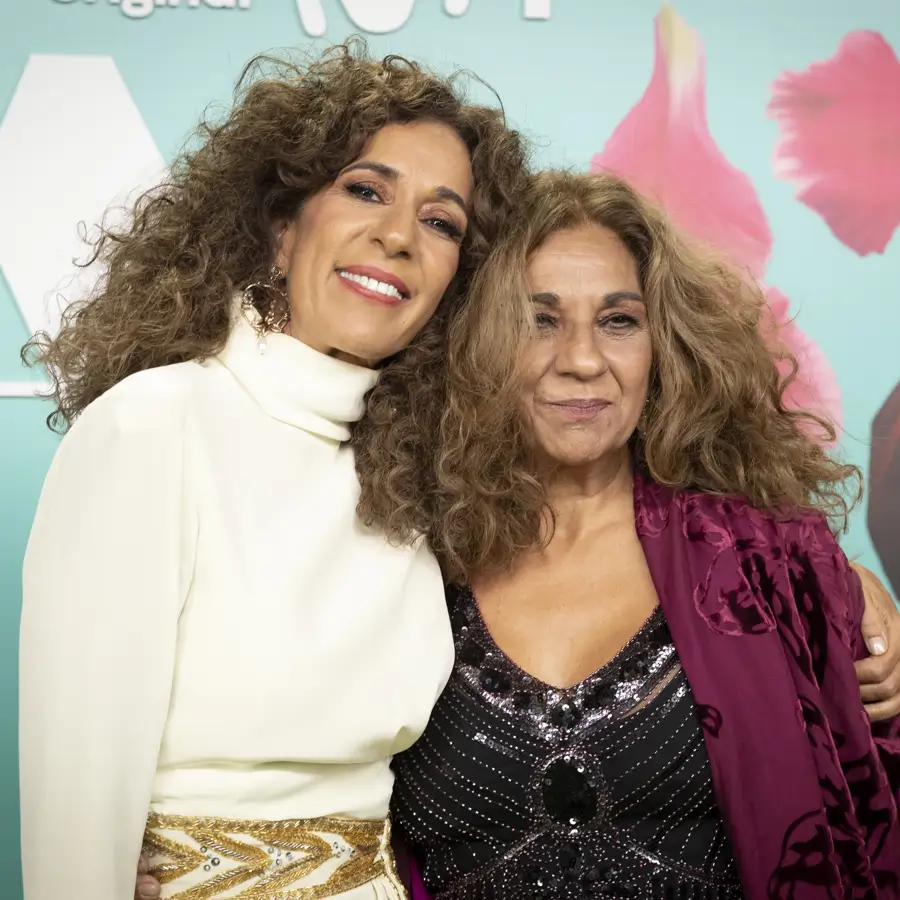 Las hermanas Flores lo tienen claro: este es el truco de maquillaje con eyeliner para maquillar sus ojos marrones "flamencos"
