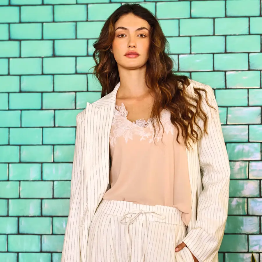 Si me fuera de vacaciones a una isla, copiaría estos 6 looks fluidos de estilista: cómodos, elegantes y asequibles 
