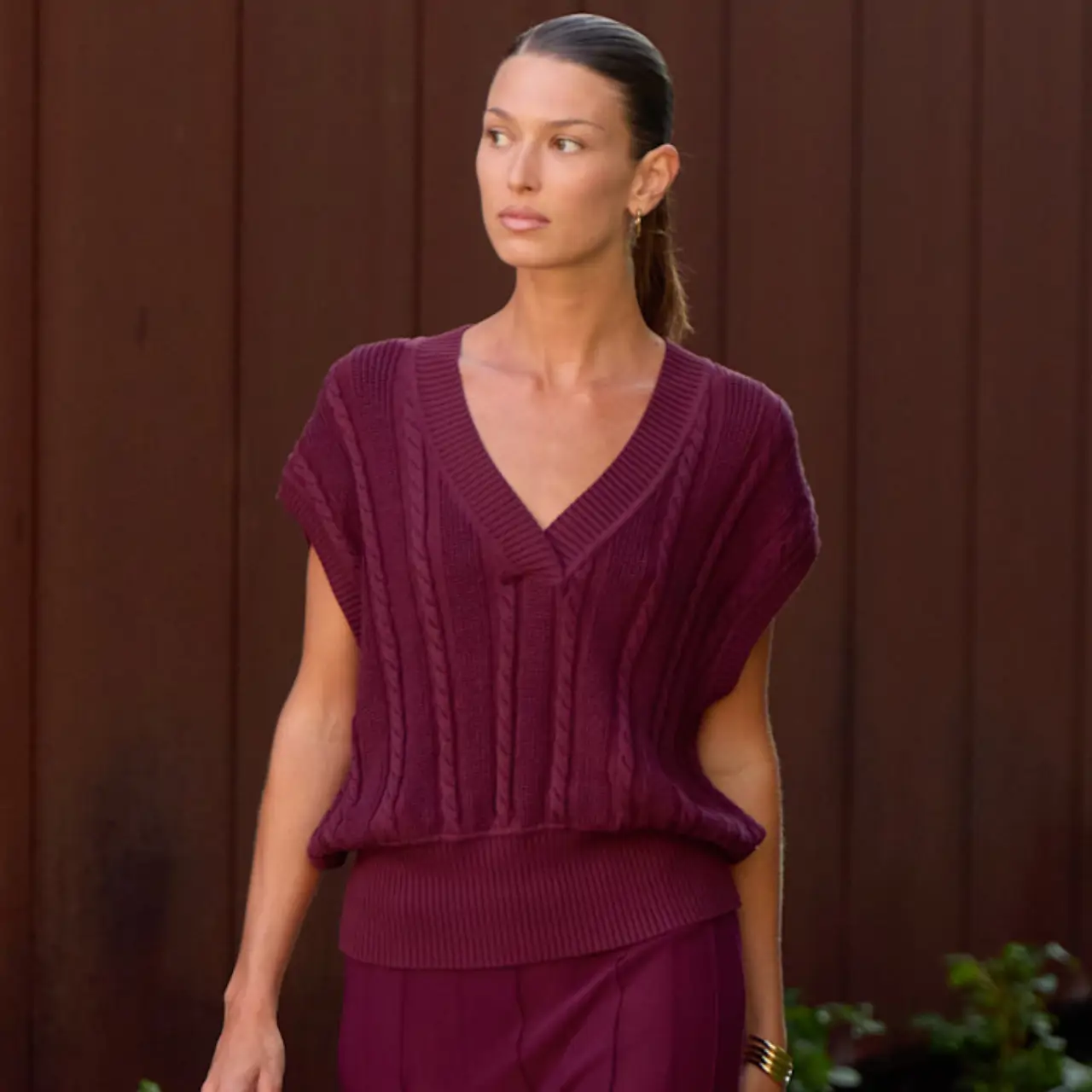 mujer con look morado 
