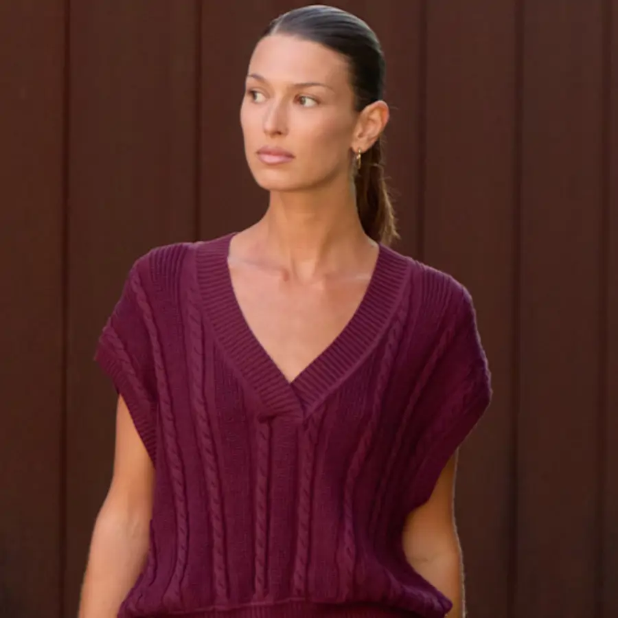 mujer con look morado 