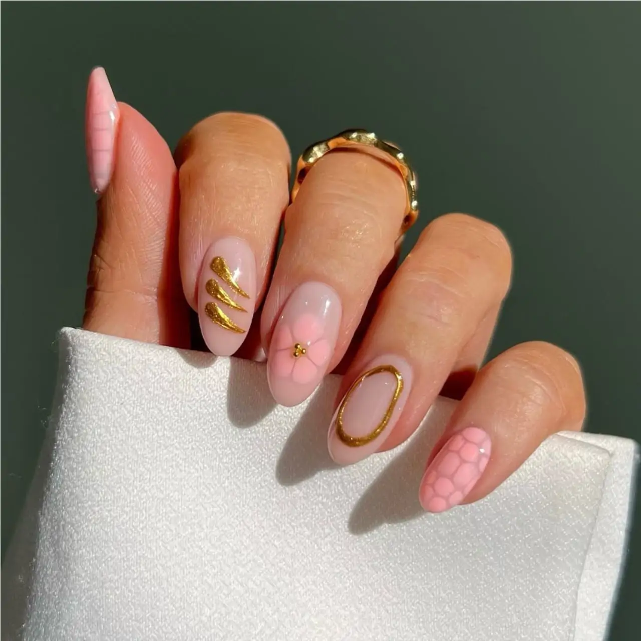 Uñas almendradas manicurista