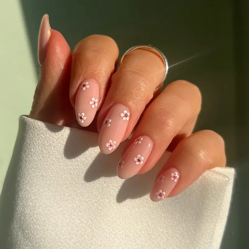Uñas almendradas