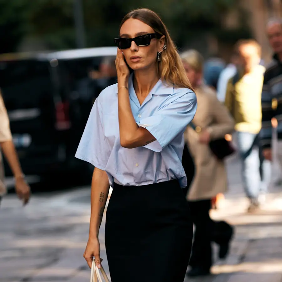 En junio, las blusas de lino se llevan con manga tres cuartos y pantalones holgados blancos: Zara está agotando sus modelos más elegantes