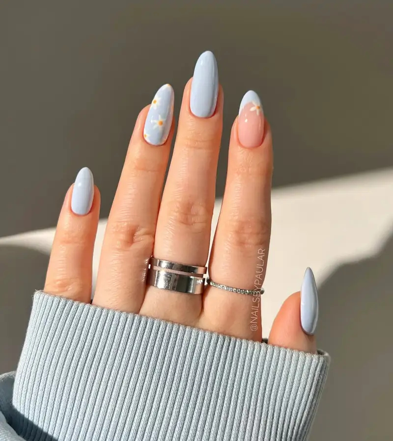 manicura azul pastel