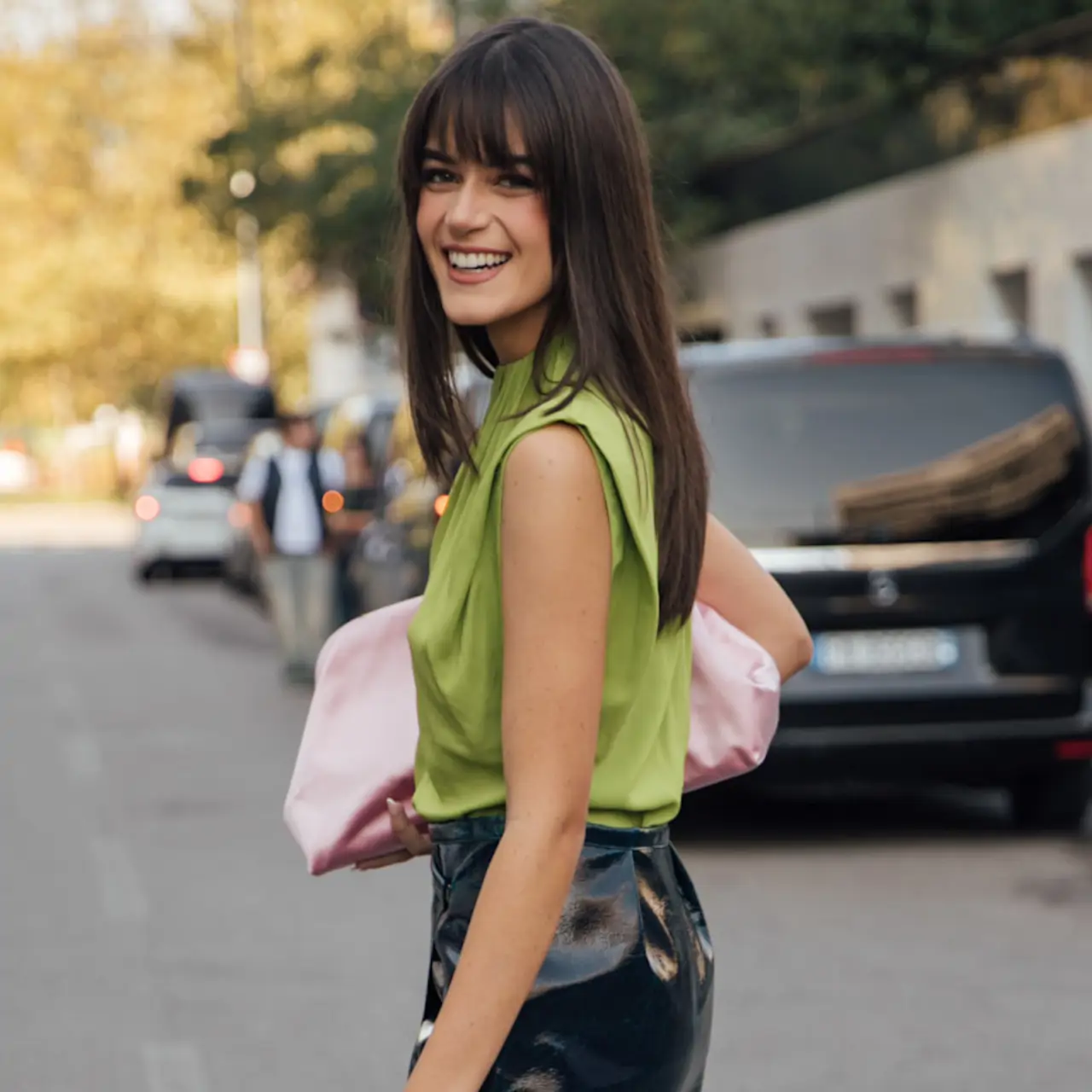 mujer con top verde