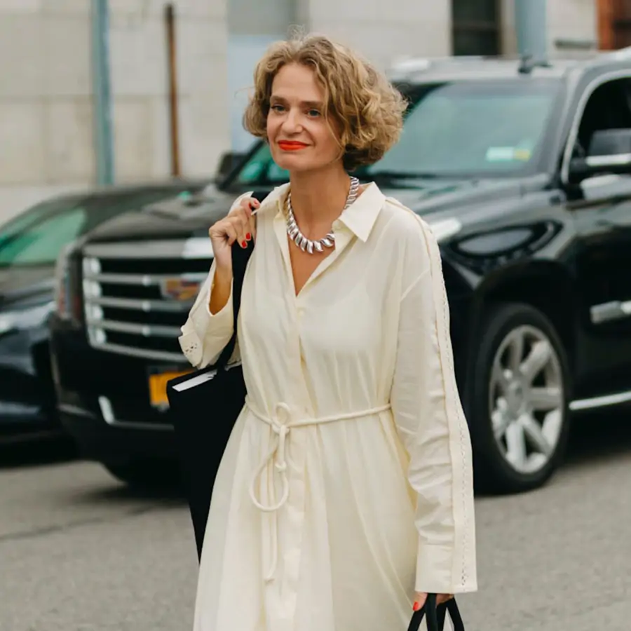 Confirmado por mi madre catalana de 62 años: estas son las sandalias doradas tipo alpargata de Zara que llevará con sus vestidos ibicencos todo el verano