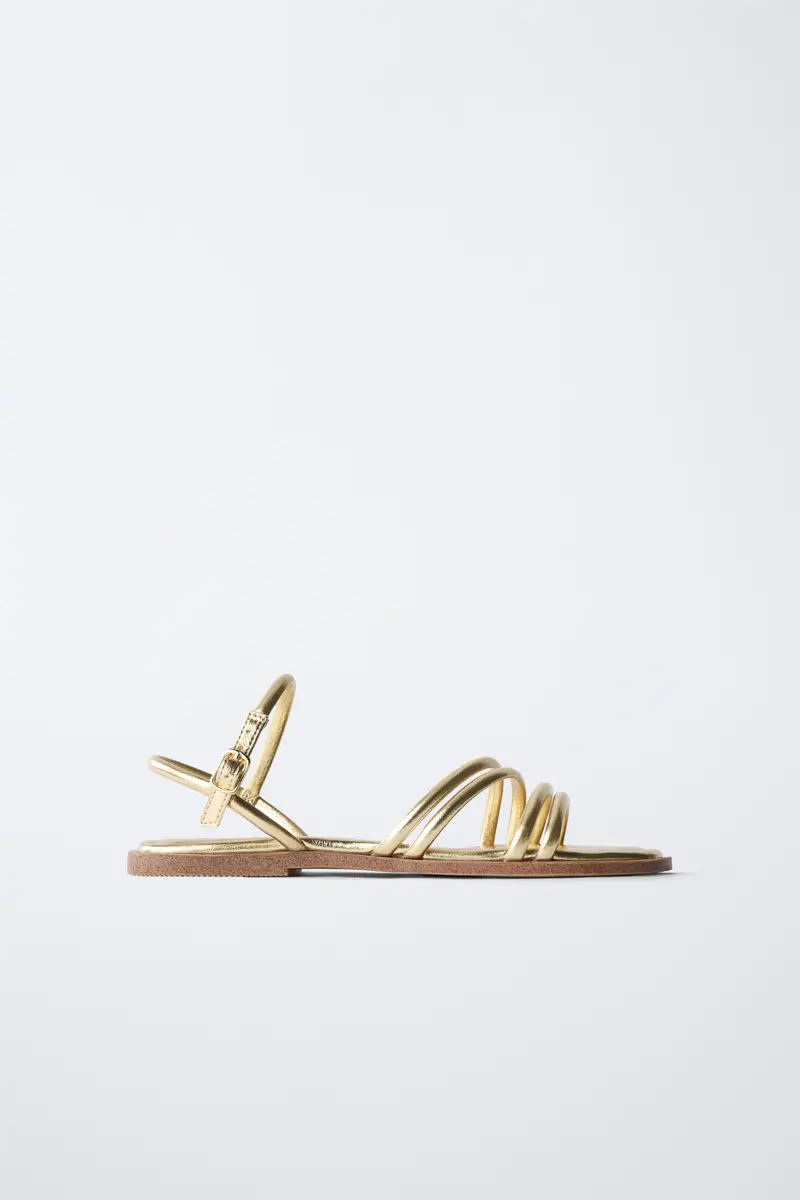 sandalias planas doradas