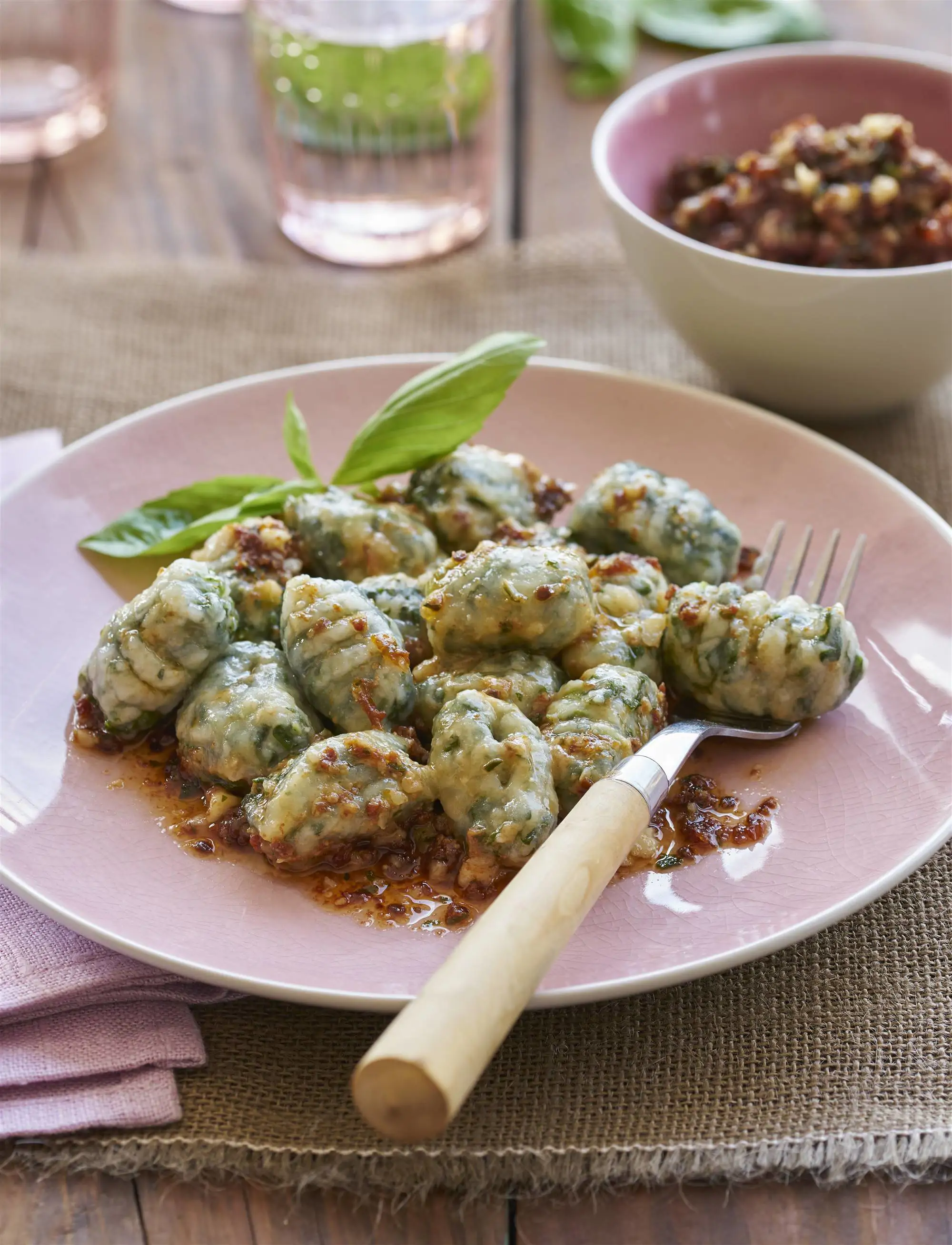 Ñoquis Mercadona de espinaca con pesto y tomate seco