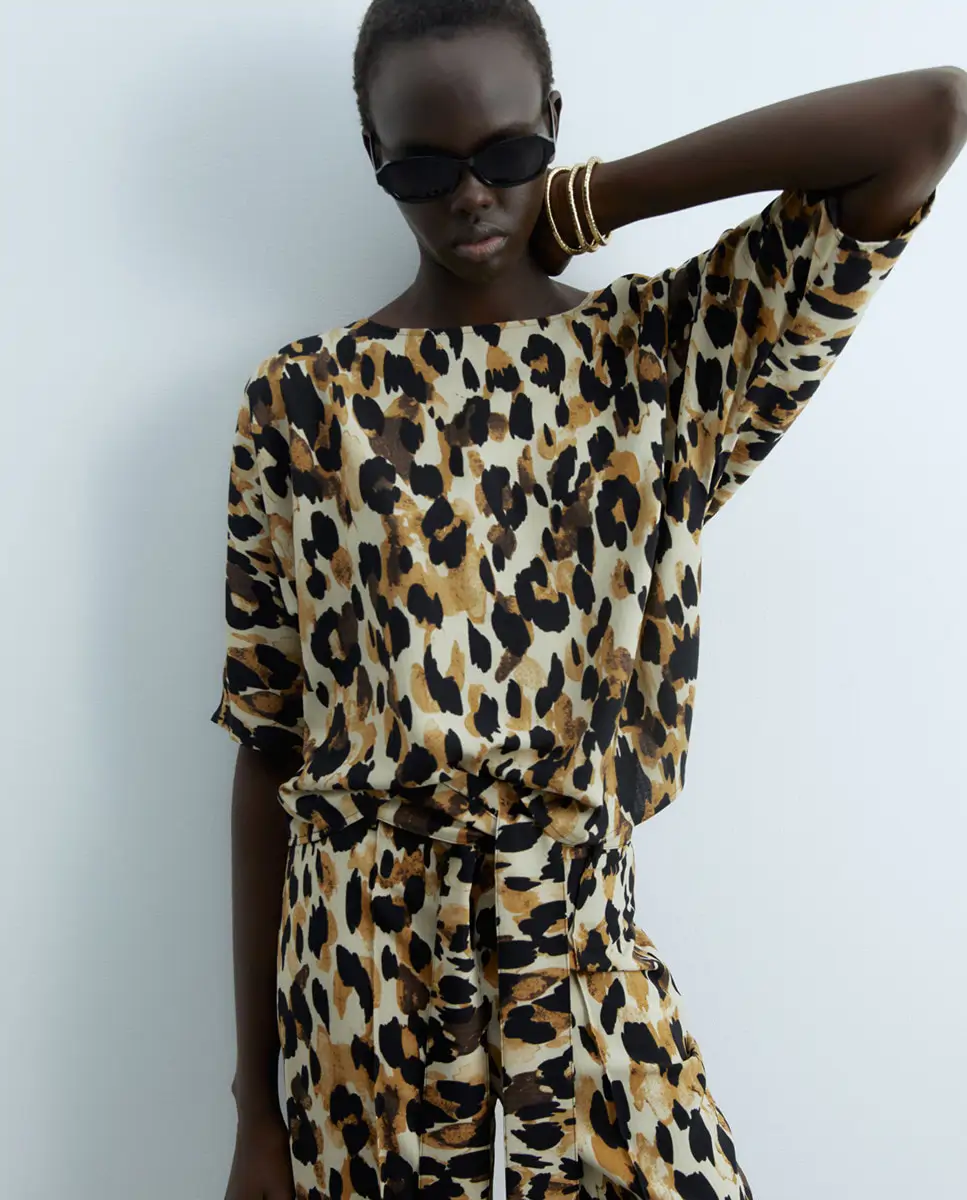 Blusa con estampado de leopardo