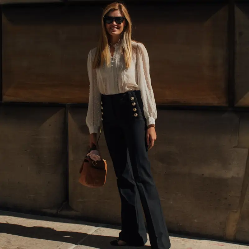 mujer con blusa