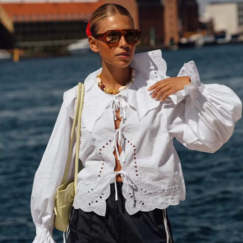 mujer con camisa blanca