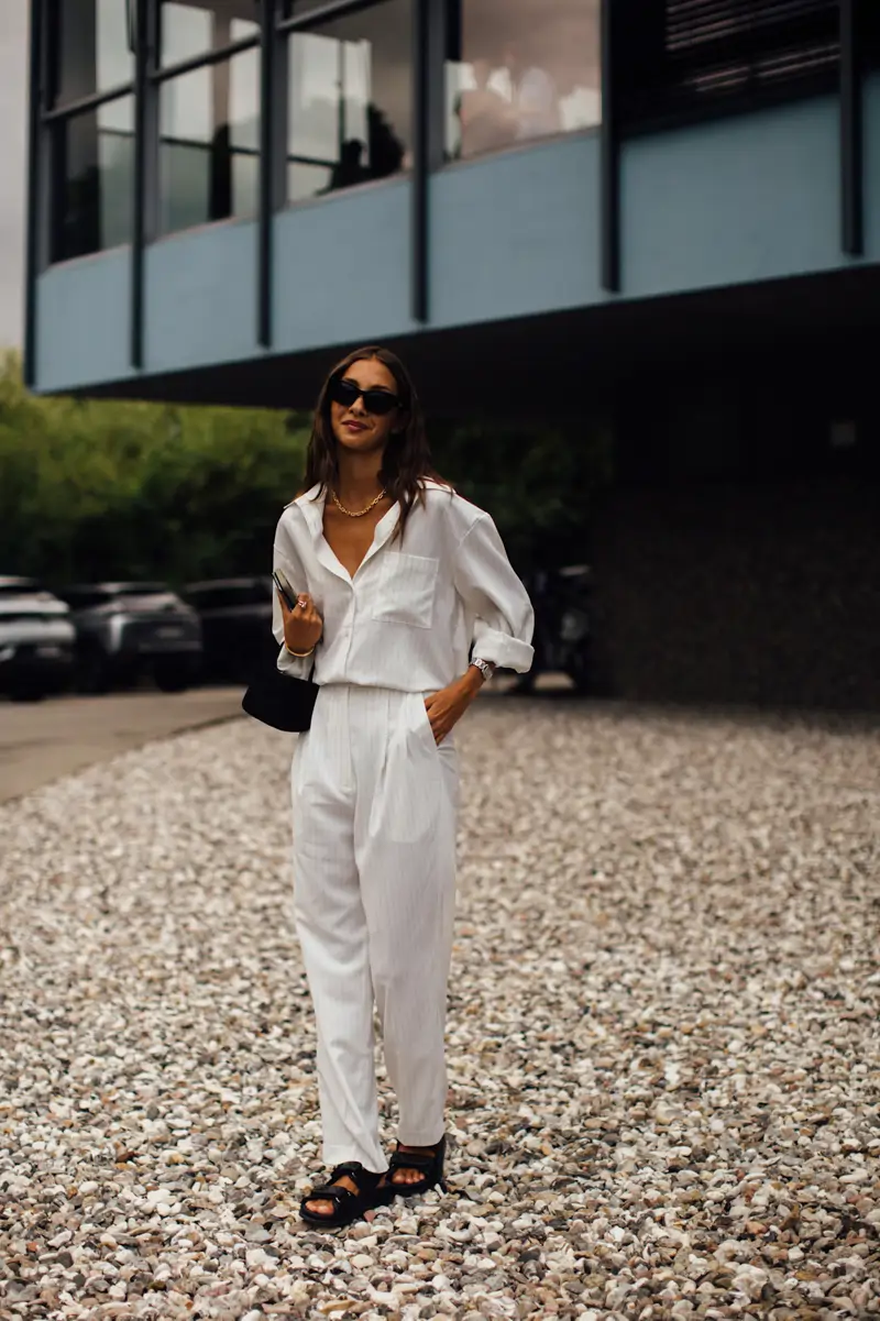 mujer con look blanco