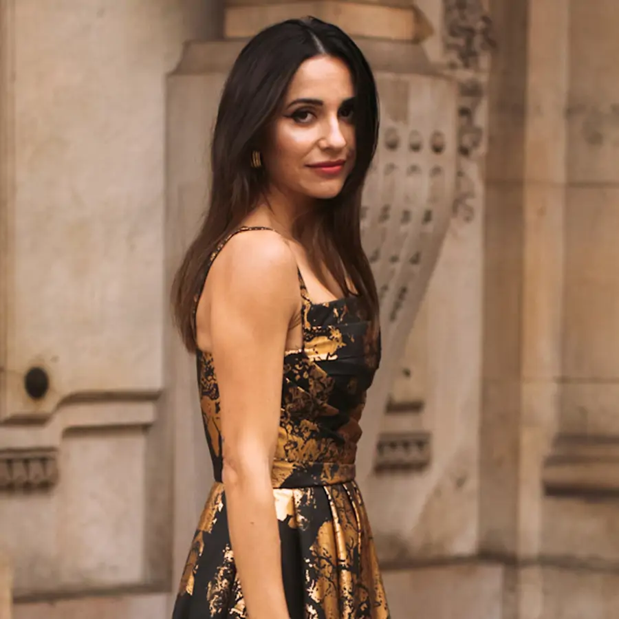 mujer con vestido 