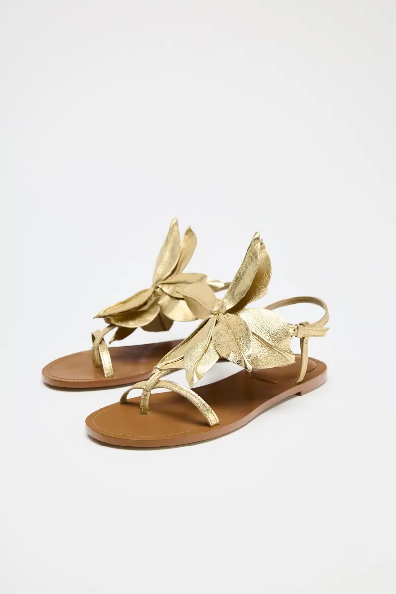 sandalias planas doradas zara