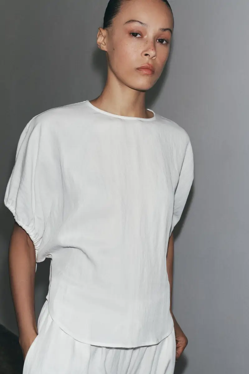 Blusa con manga abullonada