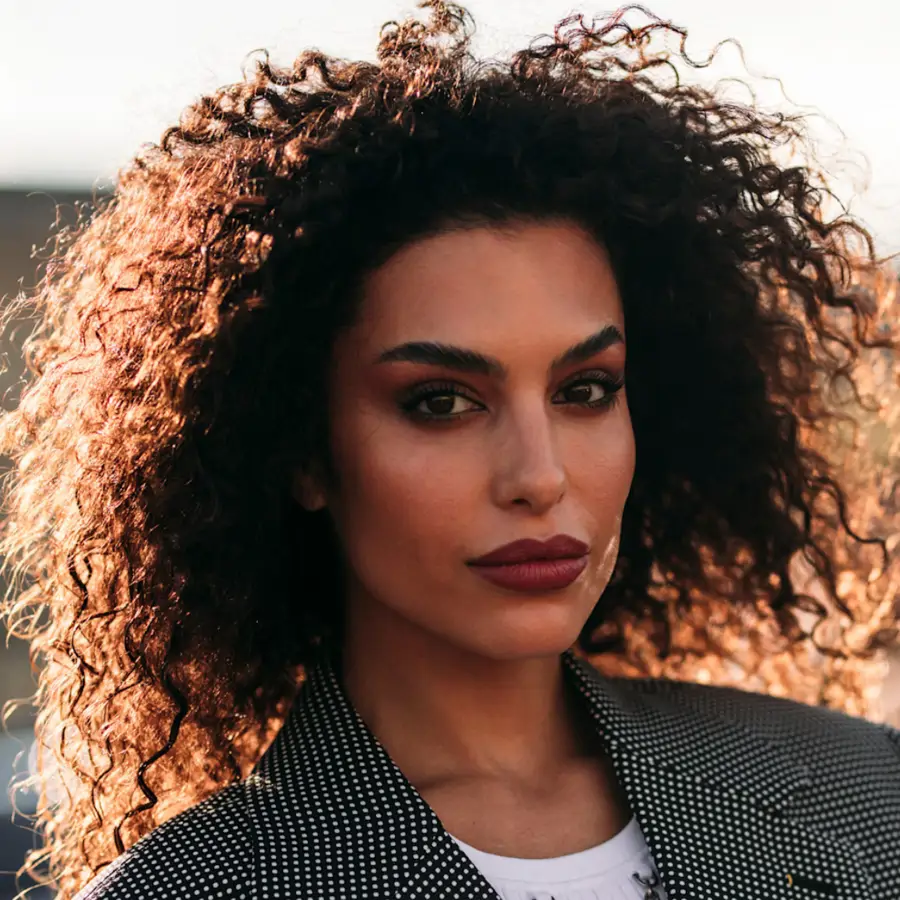 mujer con pelo rizado 