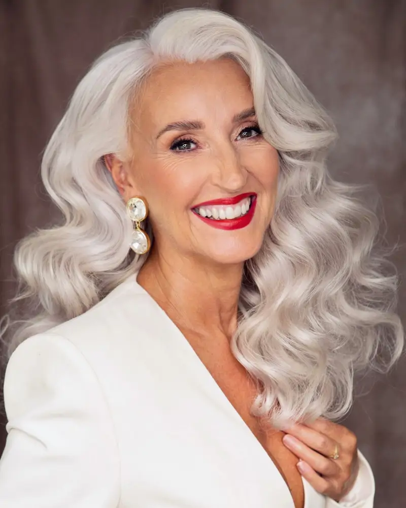 modelo con pelo blanco 