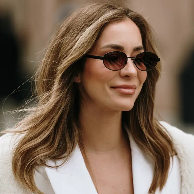 mujer con mechas rubias