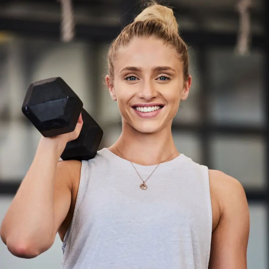 mujer pesas fuerza