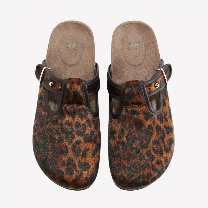 Zuecos tipo Birkenstock estampado leopardo