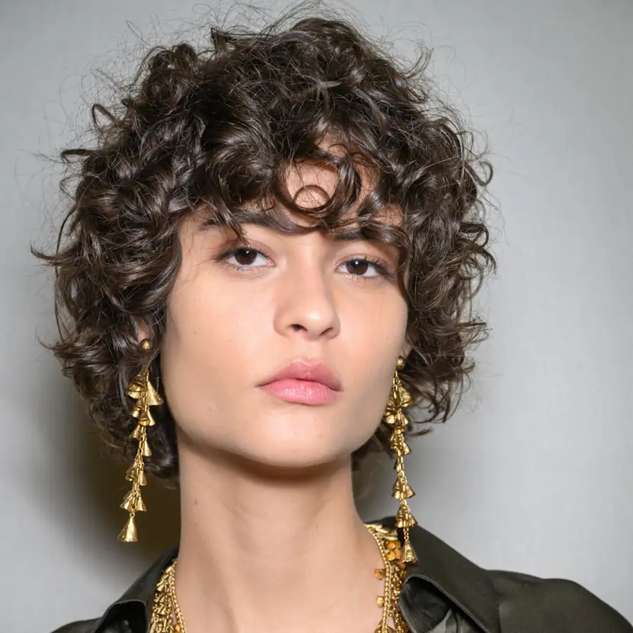 Adiós, pelo largo rizado a los 40: este es el corte de pelo corto 'curly' más fácil de peinar y cómodo para mantener en vacaciones