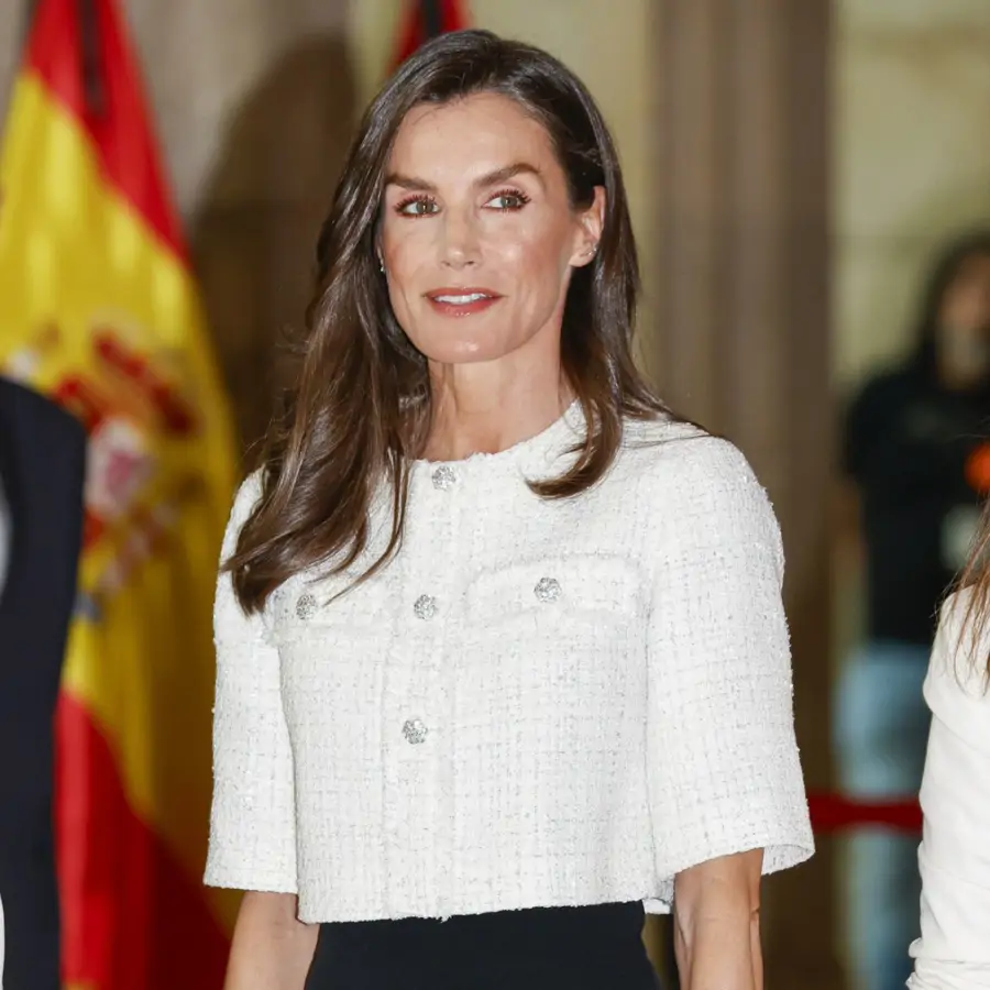 Traje rojo a los 50 sí, pero así: Letizia repite el conjunto de dos piezas más elegante y versátil para combinar con mocasines