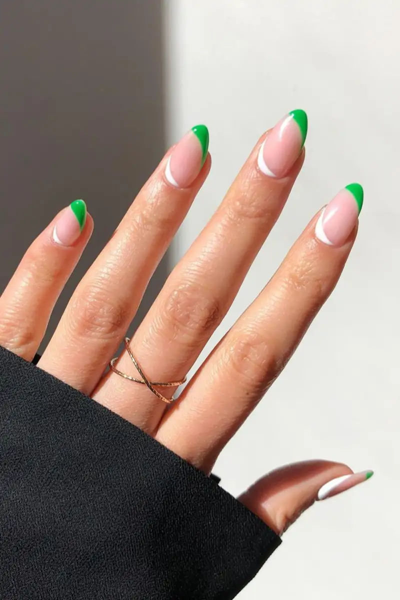 Manicura francesa invertida: doble sentido