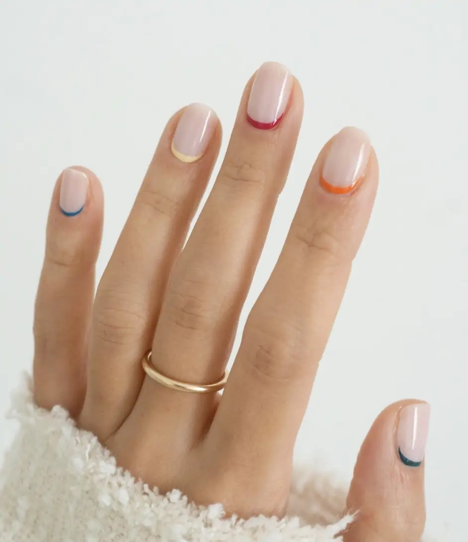 Uñas veraniegas: Francesa invertida multicolor
