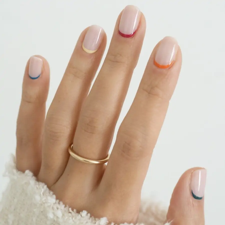 Uñas veraniegas: Francesa invertida multicolor