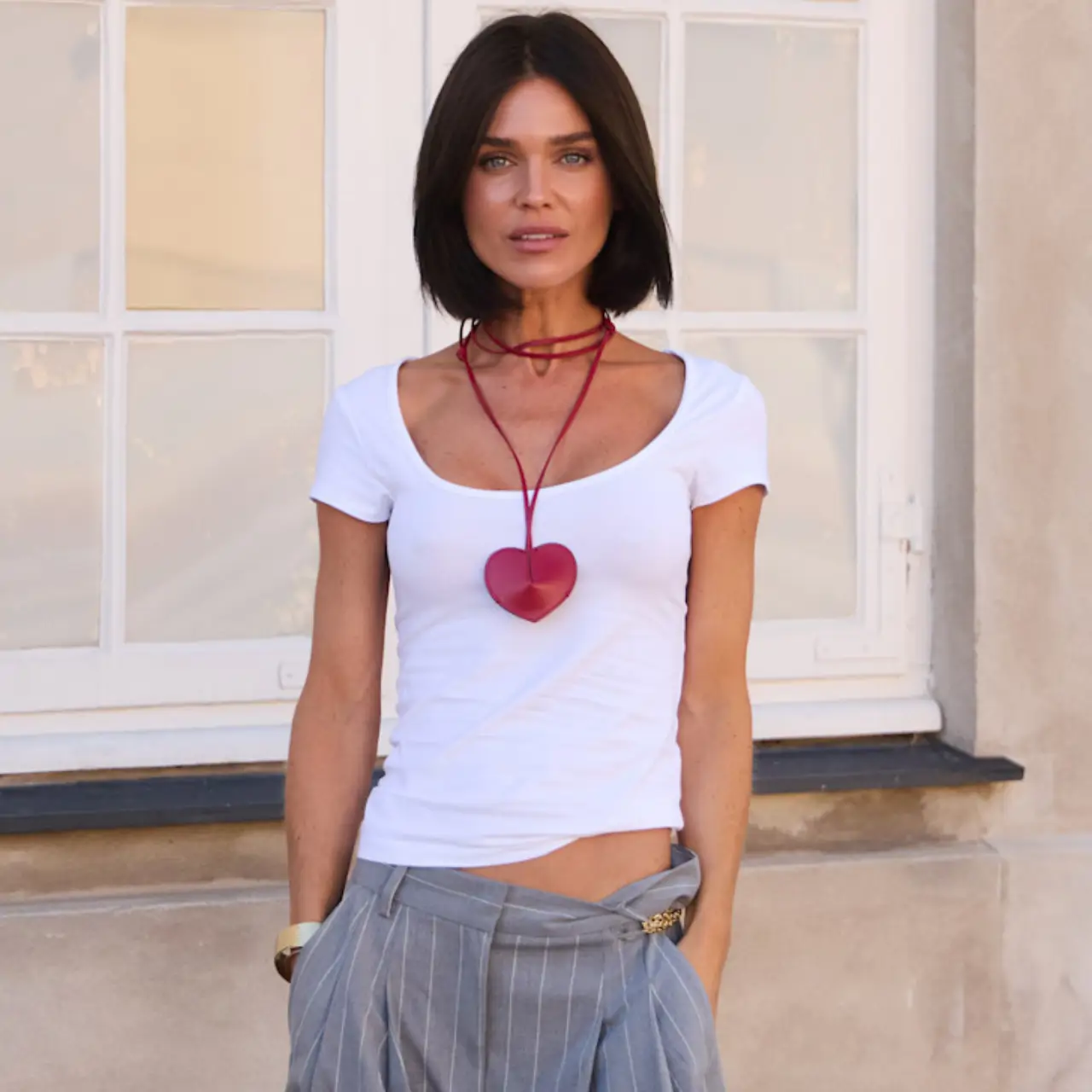 mujer con pantalones de lino 