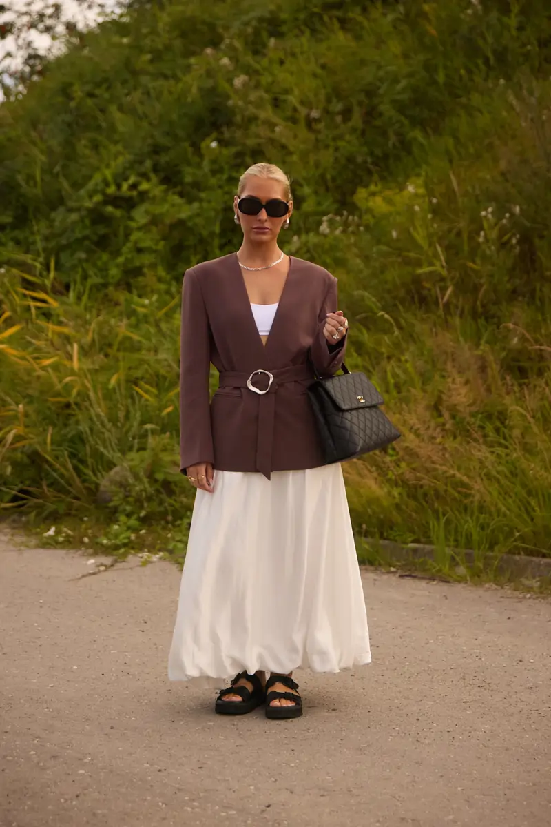 mujer con sandalias planas