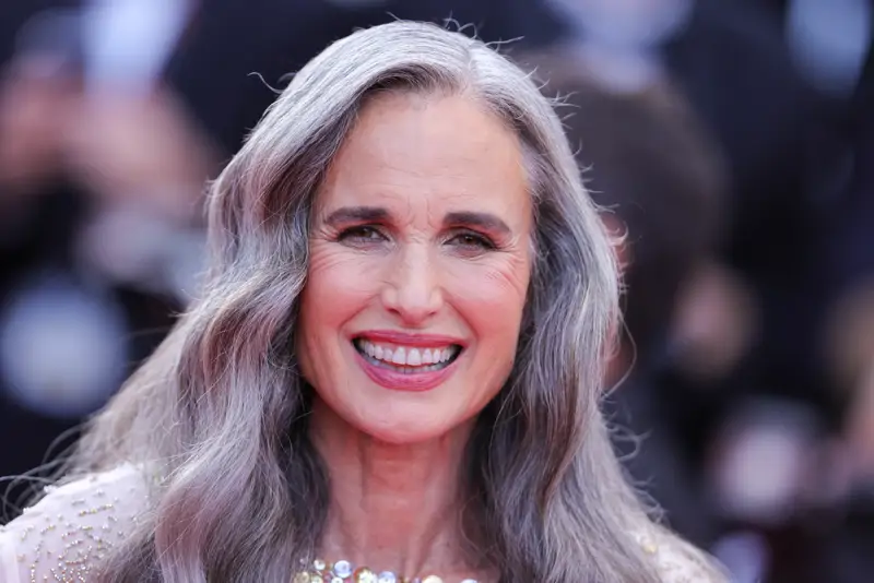 Andie MacDowell pelo canas
