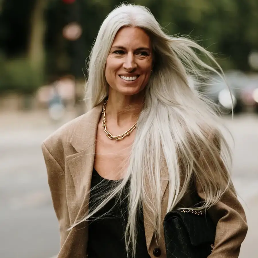 Una mujer de 59 años cuenta cómo ha vivido su transición a canas: "Más que miedo, tenía mucha curiosidad por saber si mi cabello seguiría rebelde y quebradizo"