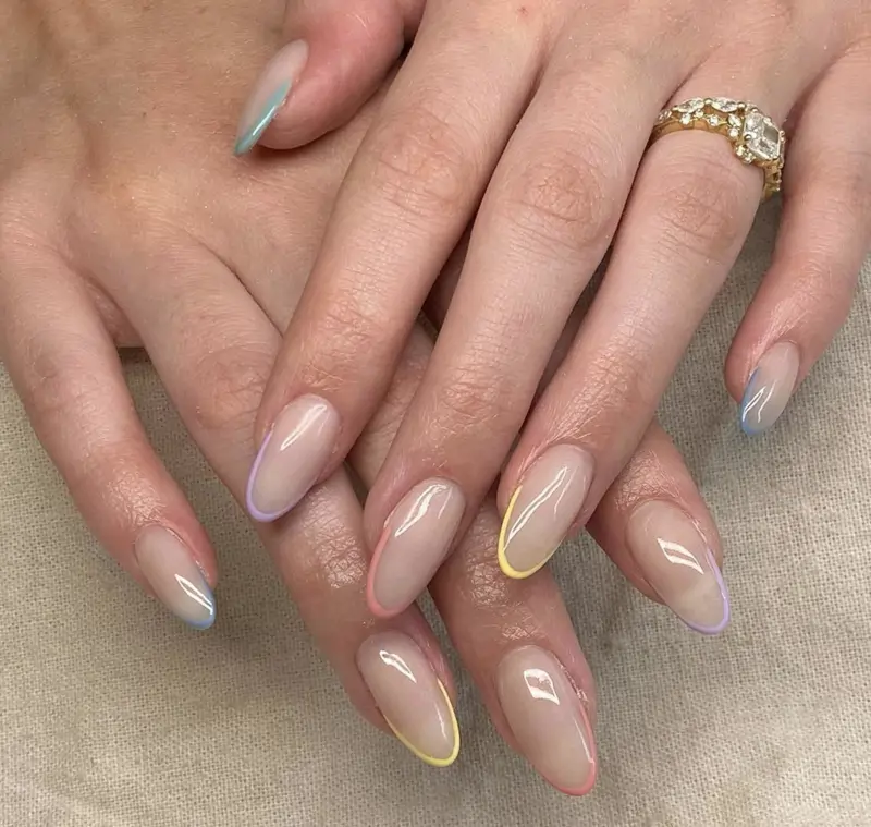 Uñas francesas arcoíris: En color pastel