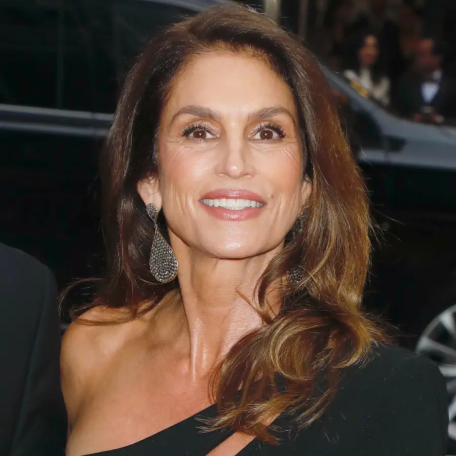 Cindy Crawford, actriz (59 años), sobre el look de Zara que llevaría a Italia de vacaciones: "Voy a elegir un short denim y voy a ponerle un traje de baño debajo. Y, por supuesto, algo que me cubra"