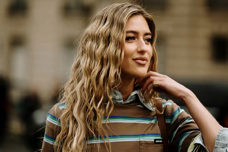 mujer rubia con pelo rizado