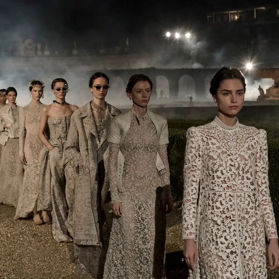 Feminidad, vestidos bordados y transparencias elegantes: tendencias boho vistas en el desfile de Dior en Roma que van a triunfar la próxima temporada  