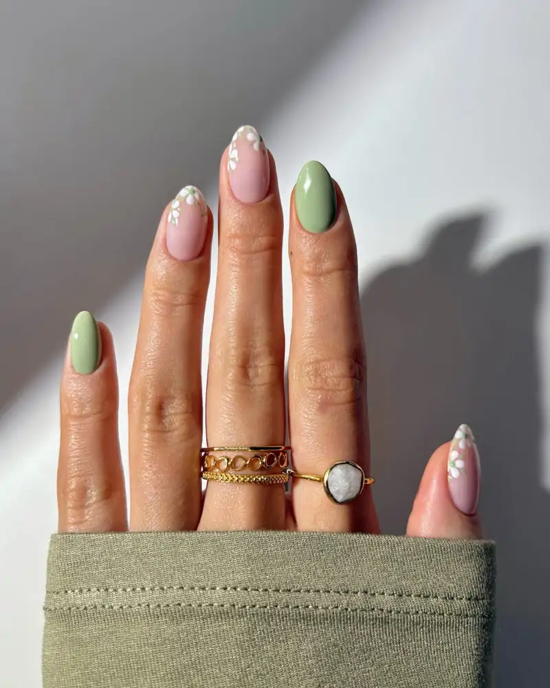 Diseños de uñas con florecitas verano 2025