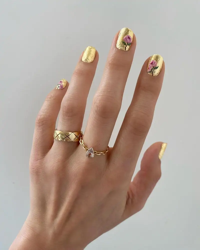 Diseños de uñas con florecitas verano 2025