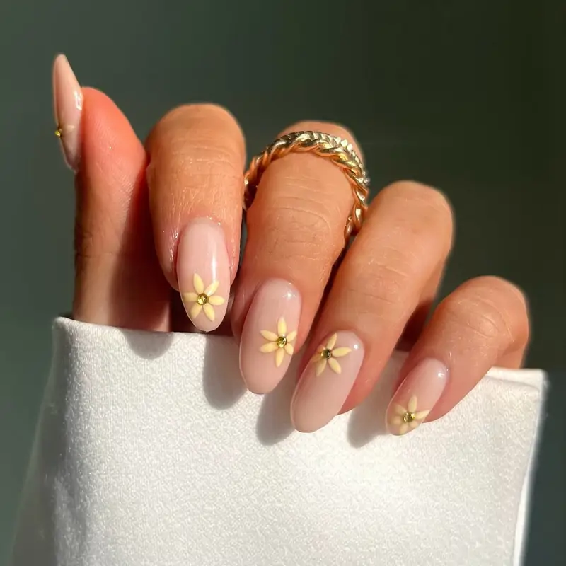 Diseños de uñas con florecitas verano 2025