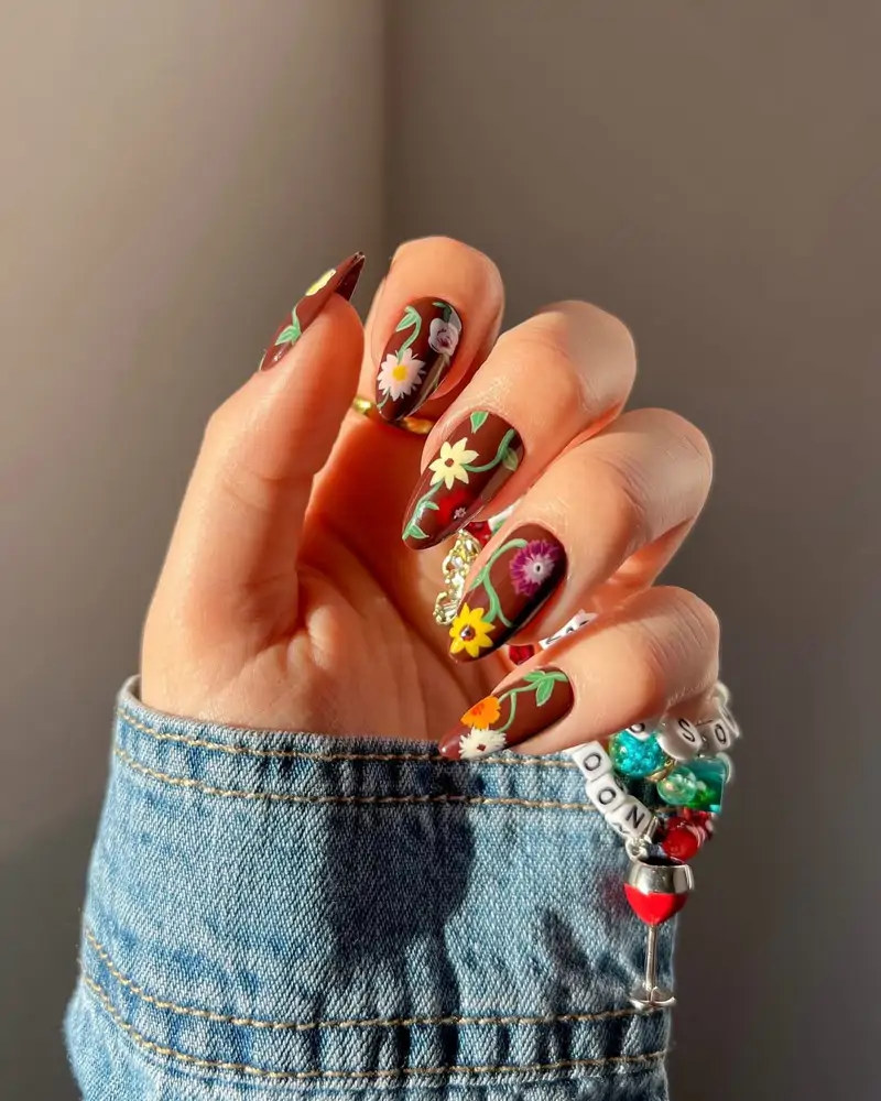 manicura marron con flores