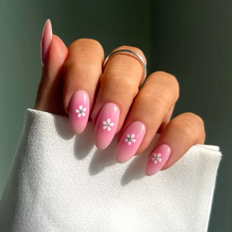 Uñas almendradas