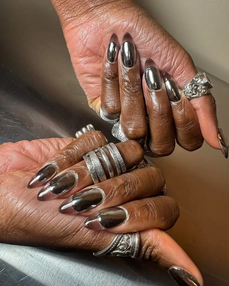 uñas marrones metalicas
